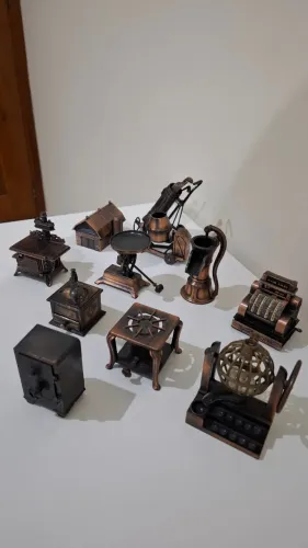 Miniaturas utensílios e móveis em metal