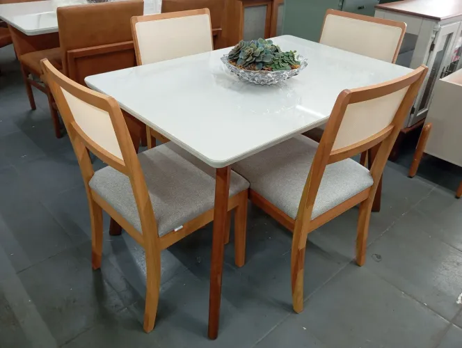 Mesa a pronta entrega e com cadeiras de madeira maciça