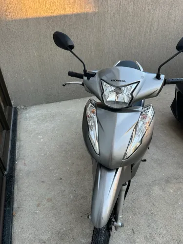 Honda Biz 125 - 2021 - Completa | Pneus Novos | Prata com Carenagem Azul | Única Dona