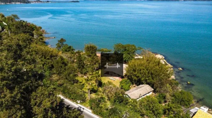 Casa com praia particular no Ribeirão da Ilha.