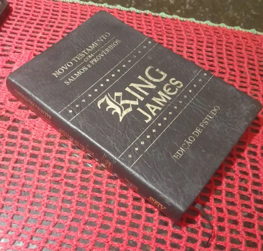 Bíblia King James - Edição de Estudo novo Testamento. 