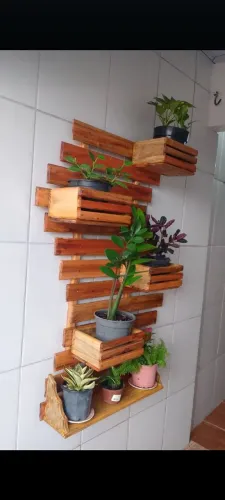 Jardinera vertical de madeira