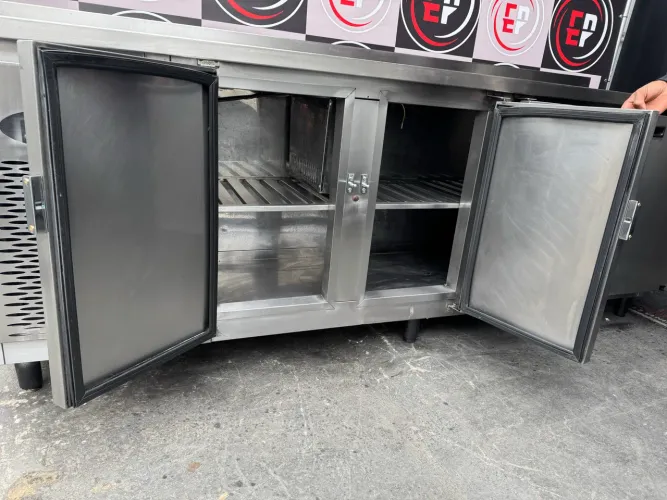 VENDO UM BALCÃO REFRIGERADO 4 PORTAS JHINOX