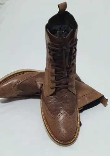 Botas de Couro Marrom Estilo Brogue