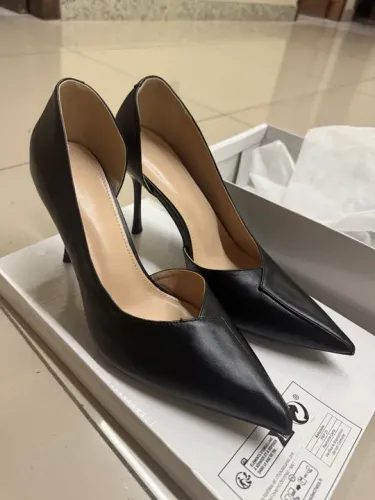 Novo nunca usado 38 salto Scarpan lindo