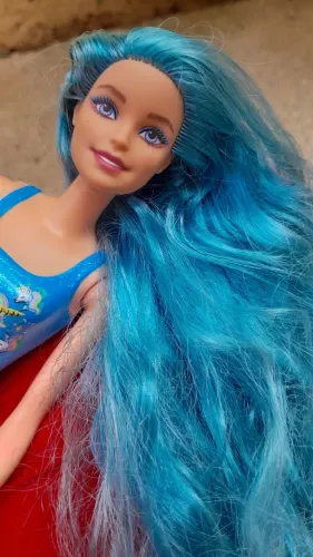 Boneca Barbie com cabelo azul e roupa de unicórnio