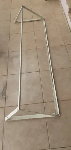 Prateleira de parede, usada ( 2 mts de comprim. / 50,5 cm de largura / 38 cm de altura )