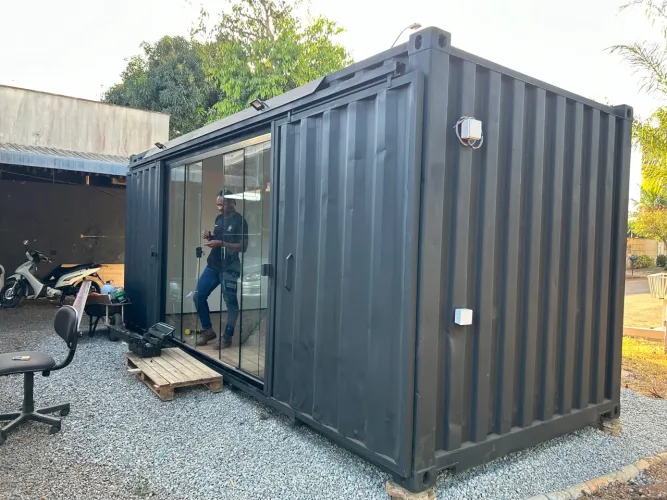 Vende-se container marítimo (imagem ilustrativa)