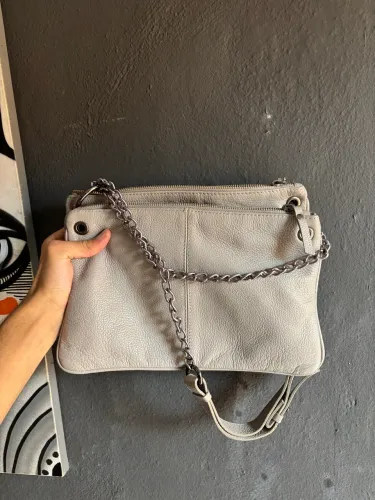 Bolsa de couro granulado cinza claro