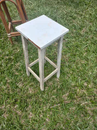 5 Banquetas de madeira branca e amarela