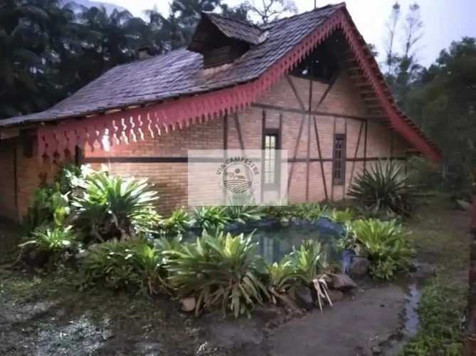 Sítio escriturado, com 12.496 m², com residencia antiga, riacho nos fundos, frente para o 