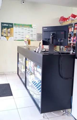 Balcão em MDF com 4 gavetas e prateleiras de correr e com pés em alumínio.