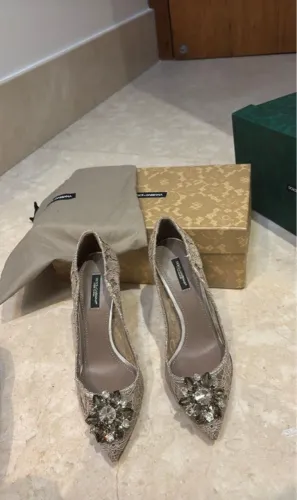 Sapato Dolce & Gabbana com detalhes em cristais