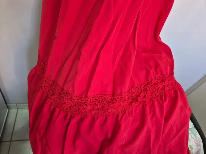 Vestido vermelho com detalhes em renda