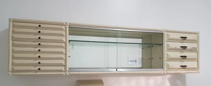 Armário de Parede Vintage com Vitrine de Vidro