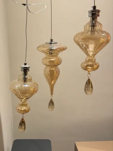 Lindo conjunto de 3 pendentes  em vidro dourado.