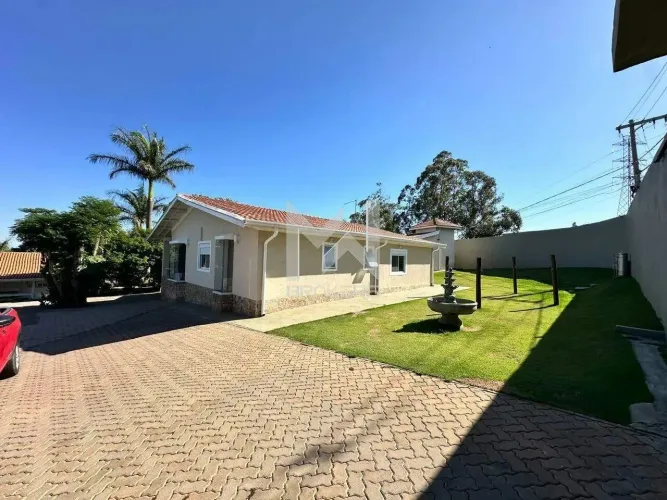 Chácara com 3.400 metros de terreno plano com casa principal e casa para caseiro na cidade