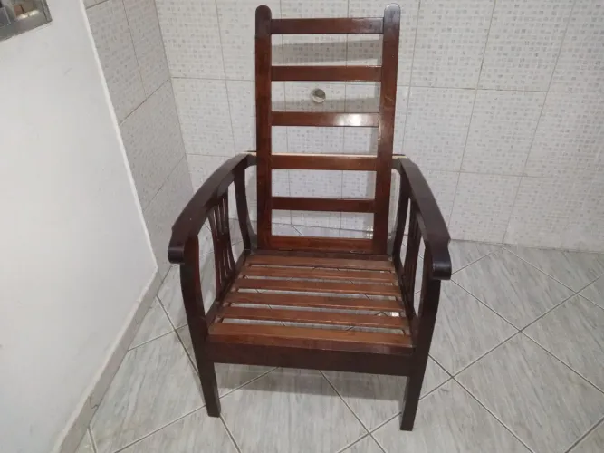 Cadeira de Madeira Clássica