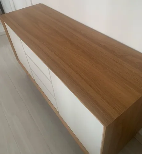 Buffet Branco com detalhes em madeira- Moderno e bem conservado 