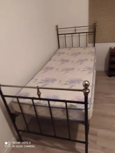 2 Camas de solteiro com estrutura de metal