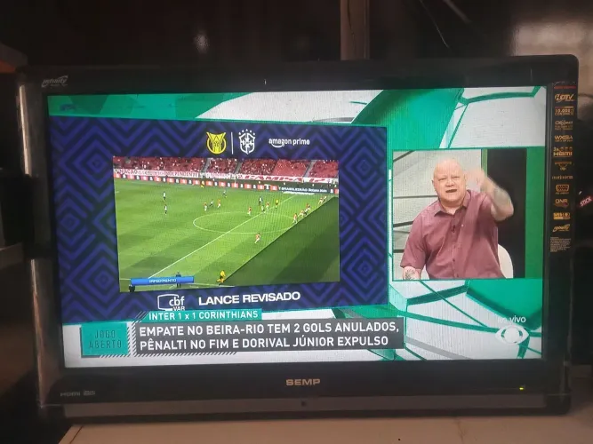 Tv 32 com alguma mancha na tela não tem conversor..não tem controle 