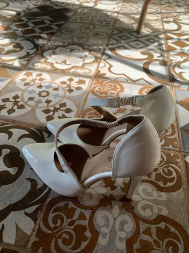 Sapatos Scarpin bege e oncinha.
