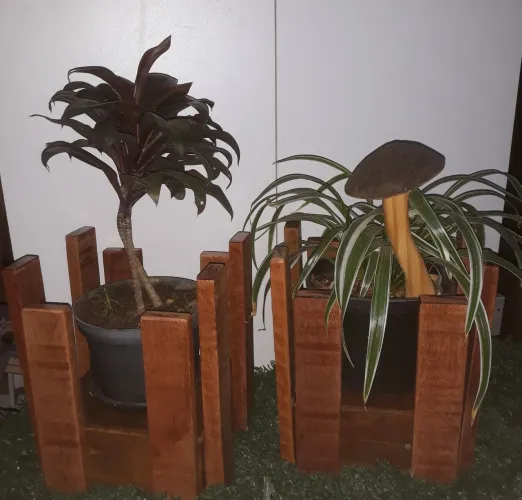 Par de Lindos cachepôs em madeira maciça recuperada. 
