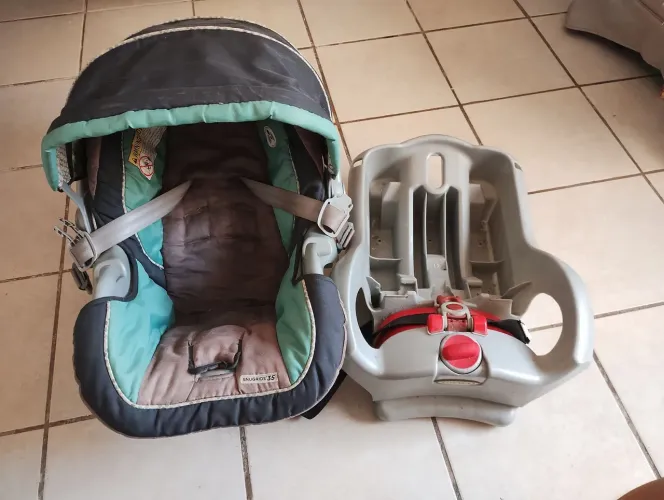 Bebê conforto da Graco snugride 35 na cor cinza com verde 