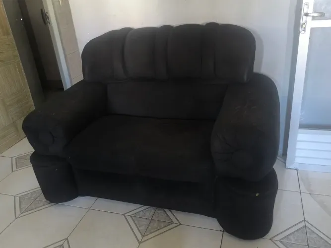 Sofá 2 e 3 lugares na cor preta
