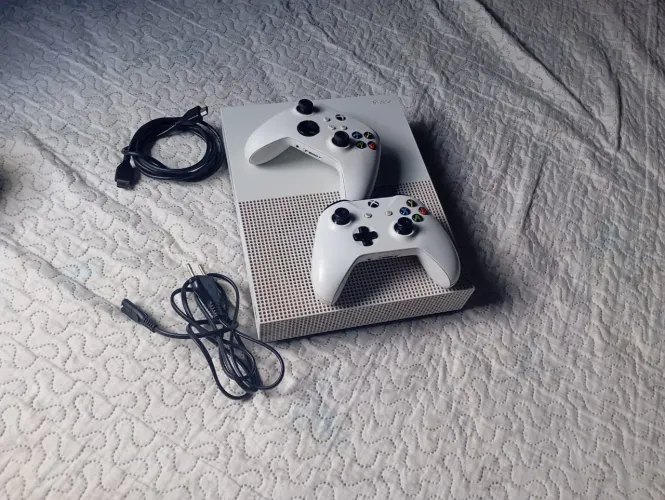?Xbox one S, 1T ?armazenamento, ? 2 Controles.