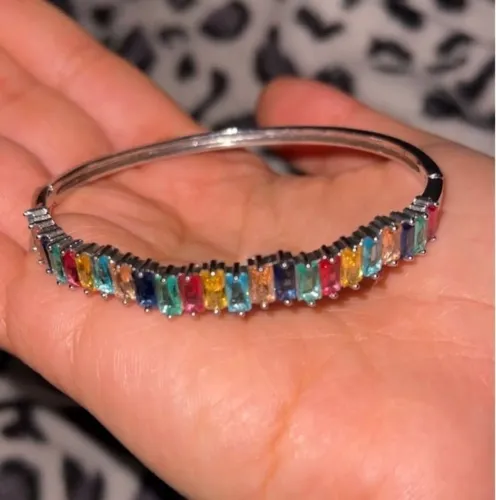 pulseira de prata cravejada com pedras coloridas