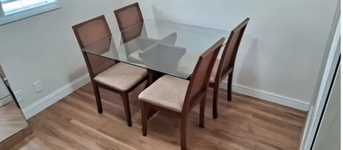 Mesa de jantar de madeira maciça | 4 lugares | USADA