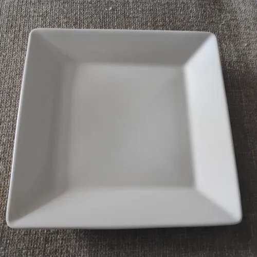 Pratos quadrados de almoço em porcelana branca 