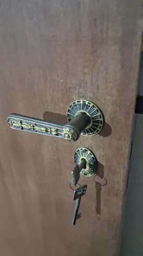 Portas folhadas em embuia prontas com fechadura