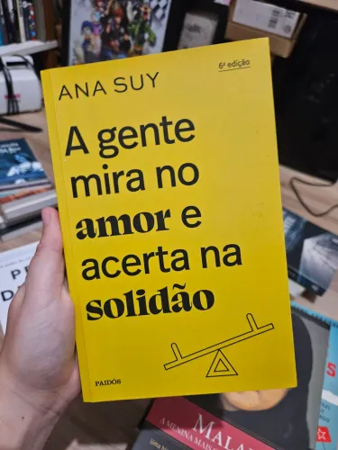 Livro A Gente Mira no Amor e Acerta na Solidão - Ana Suy