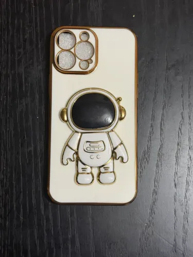 Capa iPhone 15 pro max na cor branco com detalhes em dourado