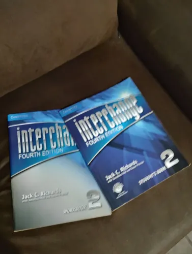 Vendo Livro 2 e caderno de exercícios de Inglês.