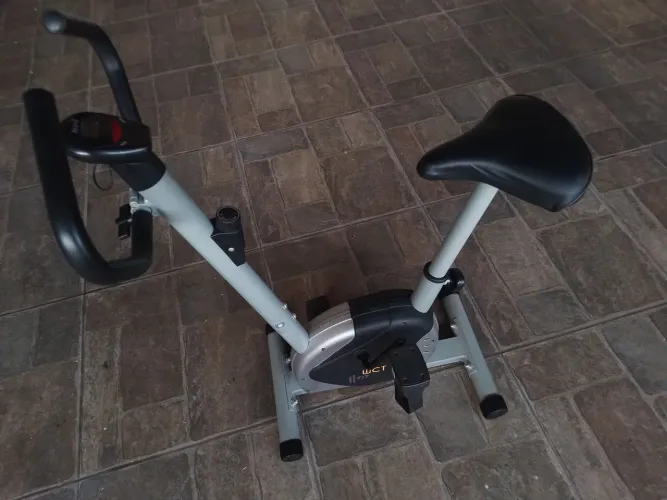 Bicicleta ergométrica WCT Fitness em excelente estado.