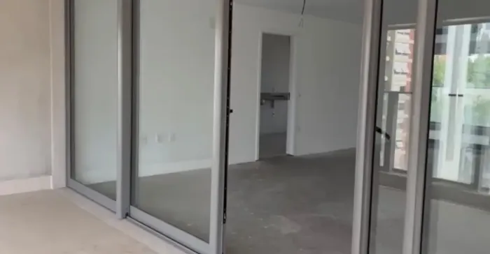 Porta grande de correr em vidro e alumínio cor chumbo