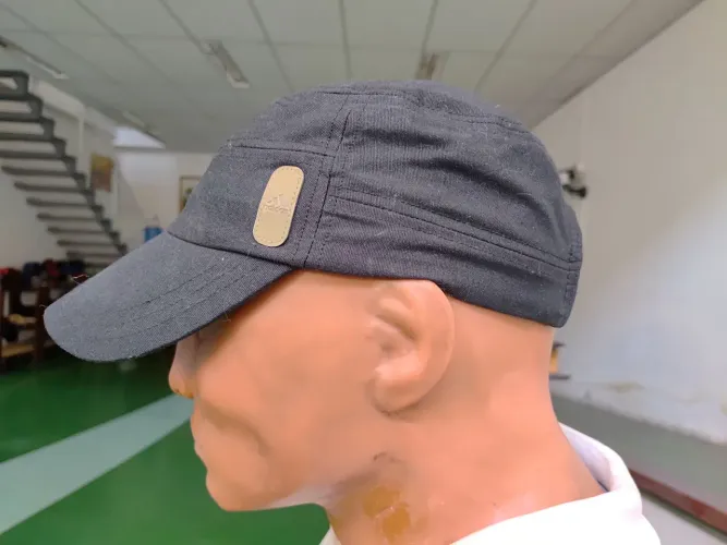 Este boné militar da Adidas é feito de tecido preto e possui um detalhe em