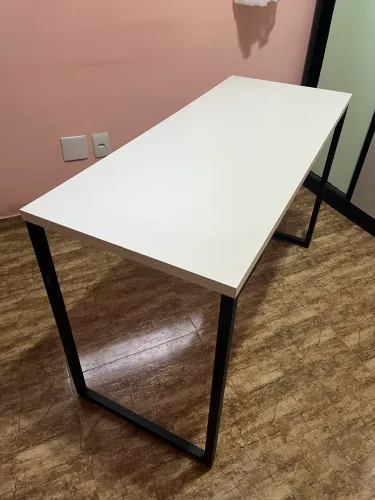 Mesa Branca Estilo Escritório Pés Metal Preto