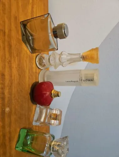 Lote de vidro de perfumes vazios. Importados de marcas variadas. 26 unidades conforme foto