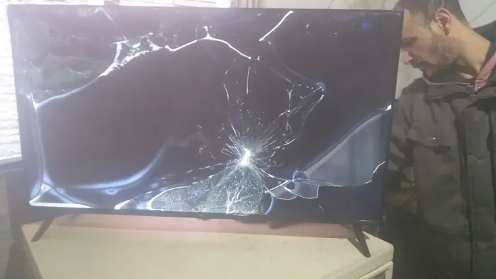 Vendo TV Philco e TV tcl as duas pra retiráda de peças ou concerto tela quebrada as duas