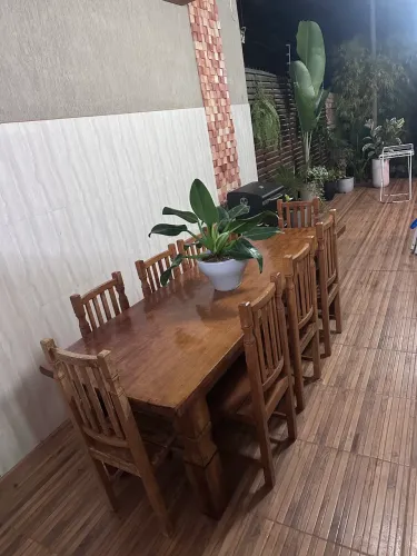 Mesa de madeira maciça com 10 cadeiras 