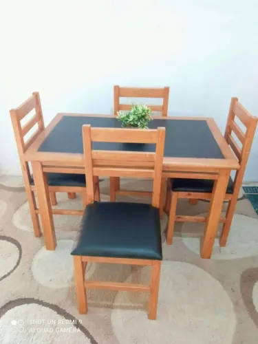 Mesa com 4 cadeiras madeira maciça 