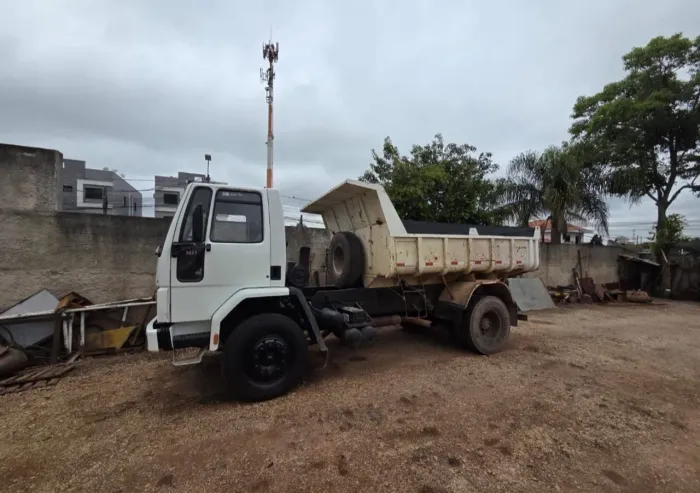 Caminhão Cargo 1617 caçamba basculante