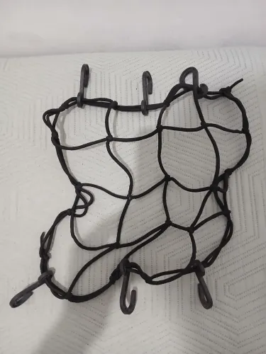 Rede aranha para prender capacete e capa de chuva