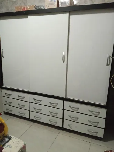 Guarda roupa casal com 3 portas de correr e 9 gavetas semi novo em perfeito estado