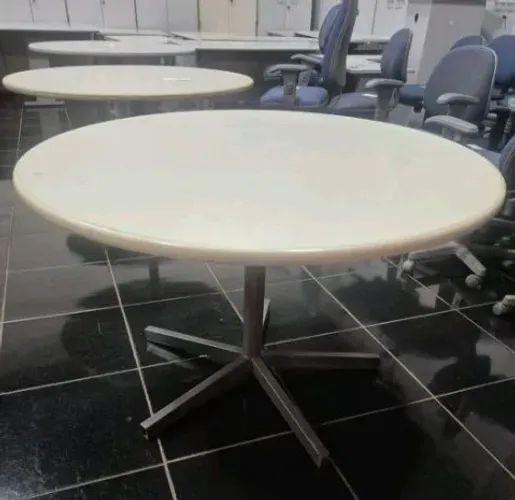 Vendo mesa redonda com estrutura em metal 