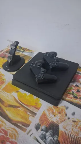 Ps4 usado, dois controles originais e carregador